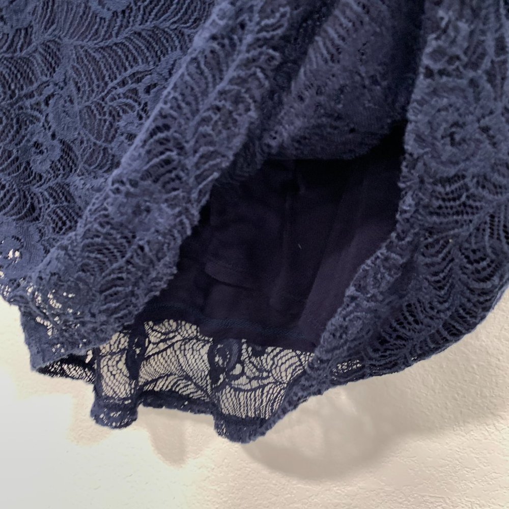 Leo & Nicole Top Lined Floral Crochet Lace Navy Blue Cap Sleeves EUC Womens Med - Picture 5 of 6